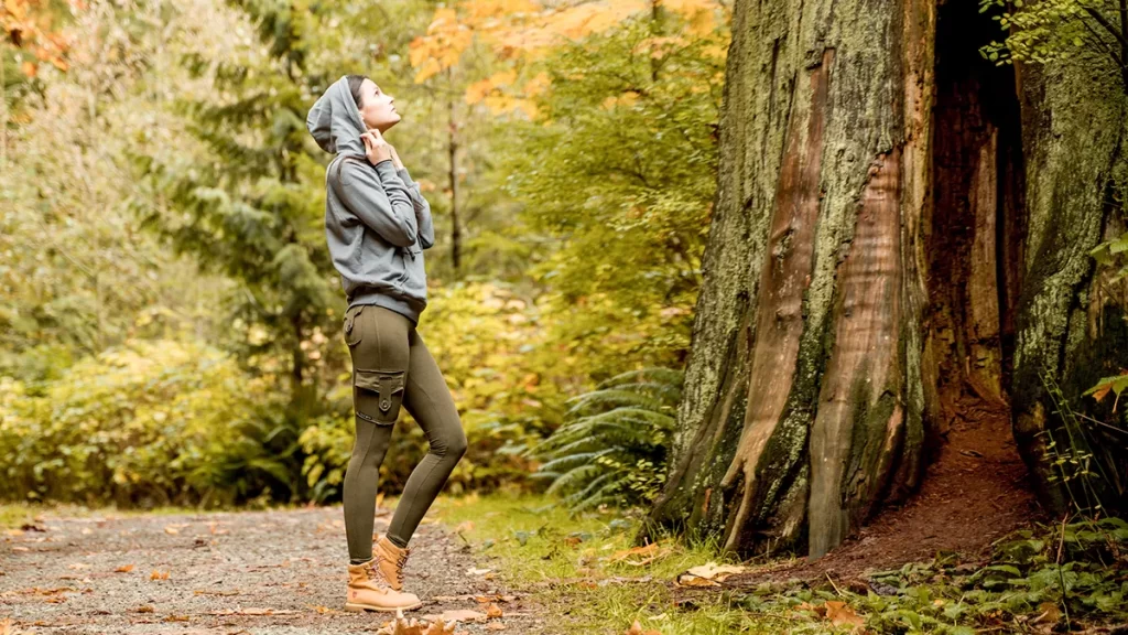 Women's hiking outfit with grey organic cotton pullover hoodie and pocket leggings